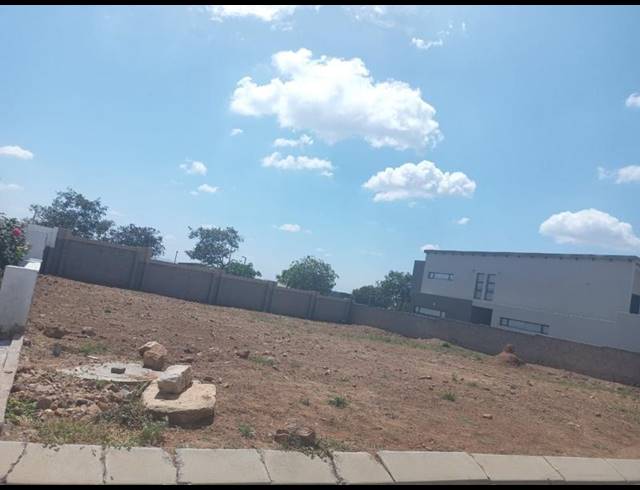 LAND FOR SALE IN WOODHILL ESTATE